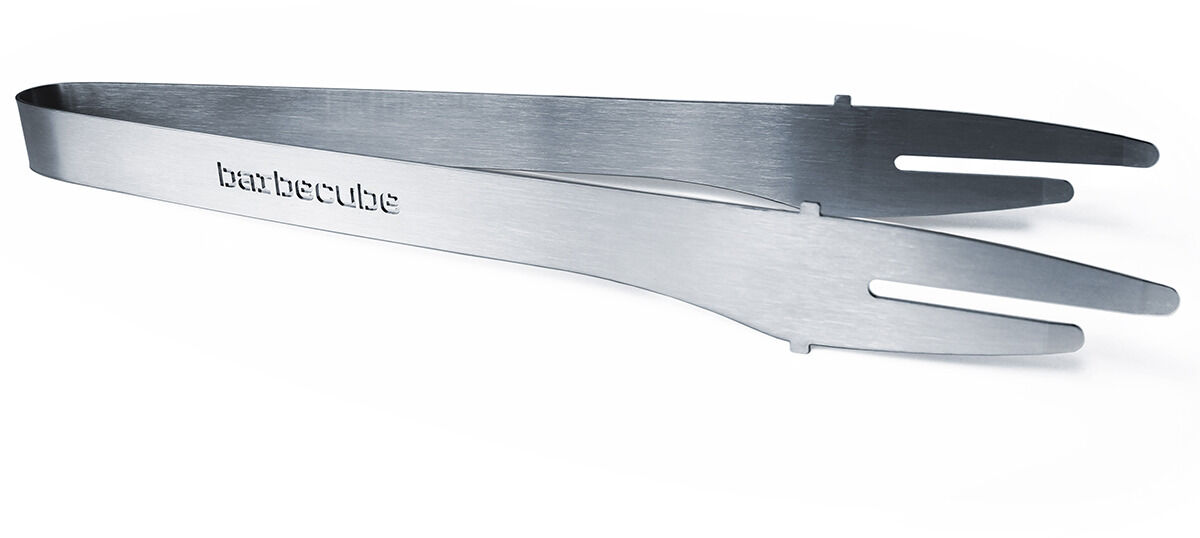 Die Grillzange »The Cube« aus Edelstahl, ein hochwertiges Grillwerkzeug mit einer gebogenen Form und spitz zulaufenden Enden, ideal für Grillpartys und Outdoor-Kochen.