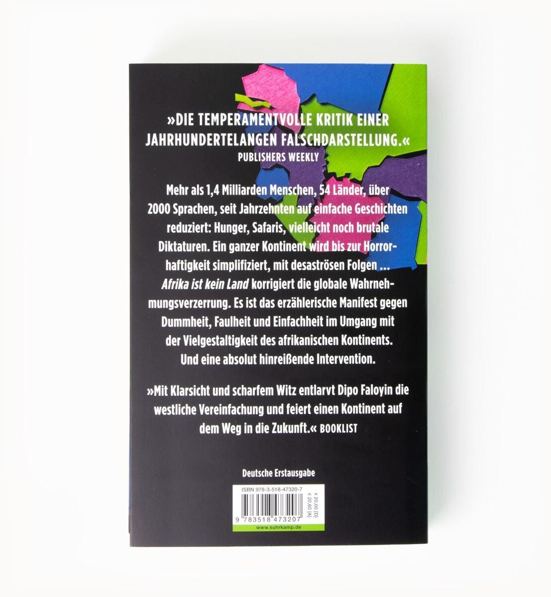 Rückseite des Buchs 'Afrika ist kein Land' von Dipo Faloyin mit Text über die Vielfalt und Missverständnisse des afrikanischen Kontinents. Hintergrund ist schwarz mit farbenfrohen Akzenten in Grün, Pink und Gelb.