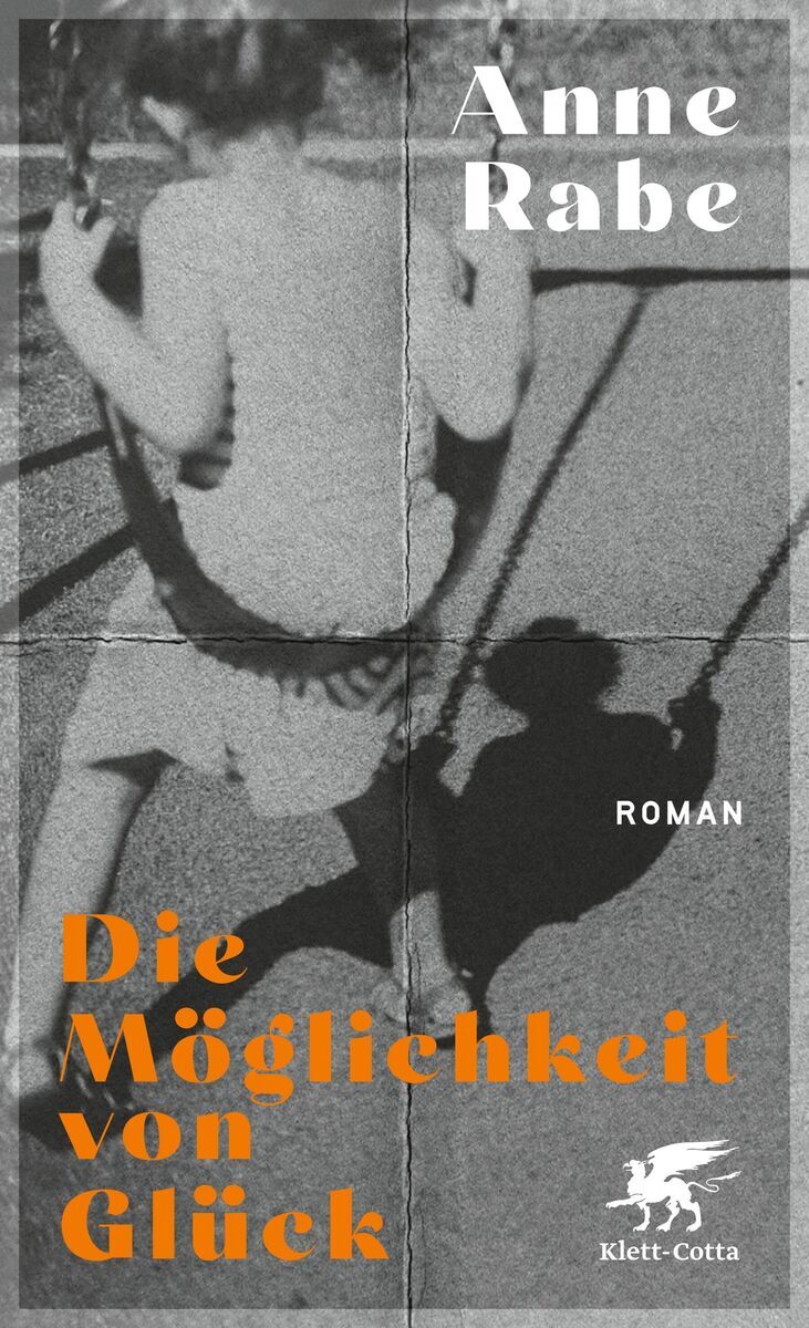 Buchcover von Anne Rabe's "Die Möglichkeit von Glück". Das Cover zeigt ein schwarz-weißes Bild eines Kindes, das auf einer Schaukel sitzt. Der Titel sowie der Name der Autorin sind in kräftigem Orange und Weiß abgedruckt. In der unteren rechten Ecke befindet sich das Klett-Cotta Logo.