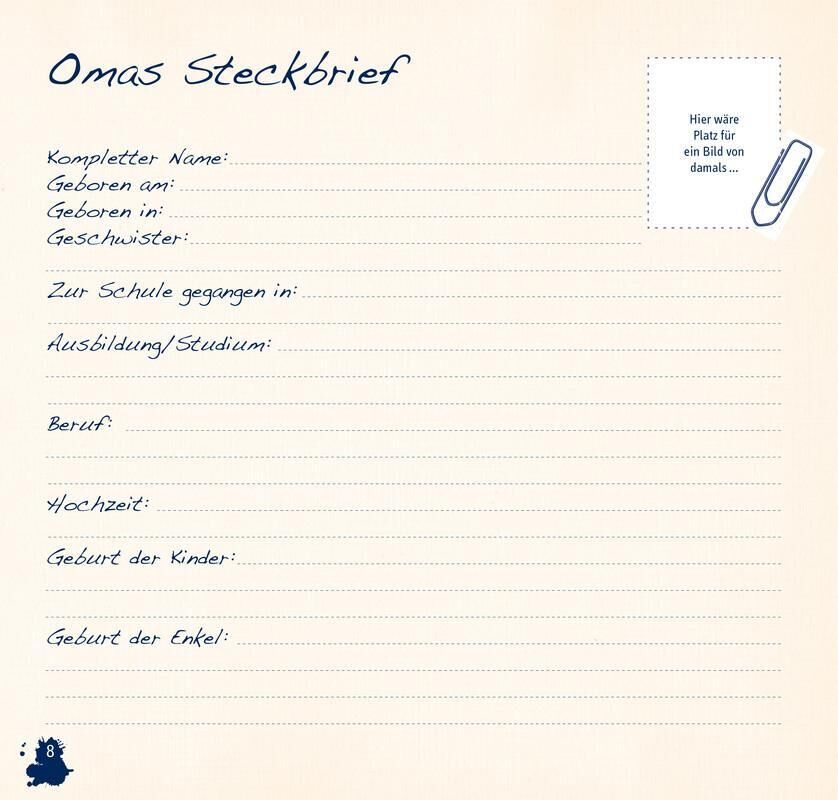 Ein Ausschnitt eines Erinnerungsbuchs, gedruckt auf beigem Papier, mit Anweisungen in blauer Schrift, die nach Informationen über den vollständigen Namen, Geburtsdatum, Geschwister, Ausbildung, Beruf und Familienereignisse wie Hochzeit, Geburt von Kindern und Enkeln fragen. Oben steht der Titel 'Omas Steckbrief'. Auf der rechten Seite ist Platz für ein Foto vorgesehen, das zusätzlich mit einer gezeichneten Büroklammer markiert ist. Unten links ist eine kleine Illustration eines Elefanten.