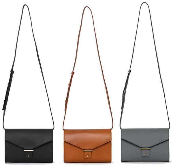 Drei Schultertaschen der ZEIT-Sonderedition in den Farben Schwarz, Braun und Grau. Die Taschen haben eine schlichte, elegante Form mit einem langen Schulterriemen und goldenen Verschlüssen.