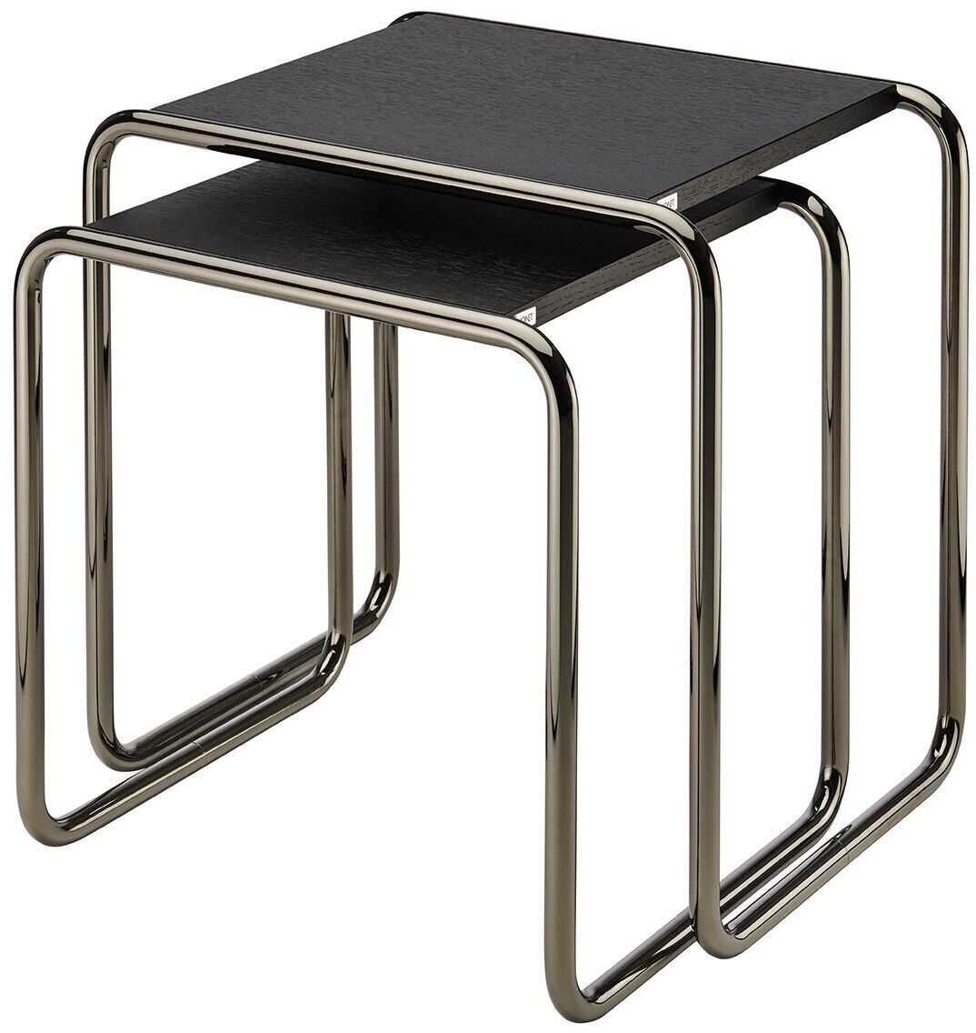 Die ZEIT-Sonderedition des Beistelltischsatzes »B9a/b« von Thonet besteht aus zwei modernen, minimalistisch gestalteten Tischen. Die Tische haben eine schwarze Oberfläche und polierte Metallrahmen, die einen zeitlosen Bauhausstil repräsentieren.