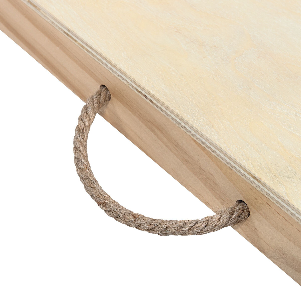 Detailansicht eines Cornhole-Wurfspiels aus hellem Holz mit stabilem Seilgriff an der Seite, geeignet für Outdoor-Aktivitäten und Familienfeste.