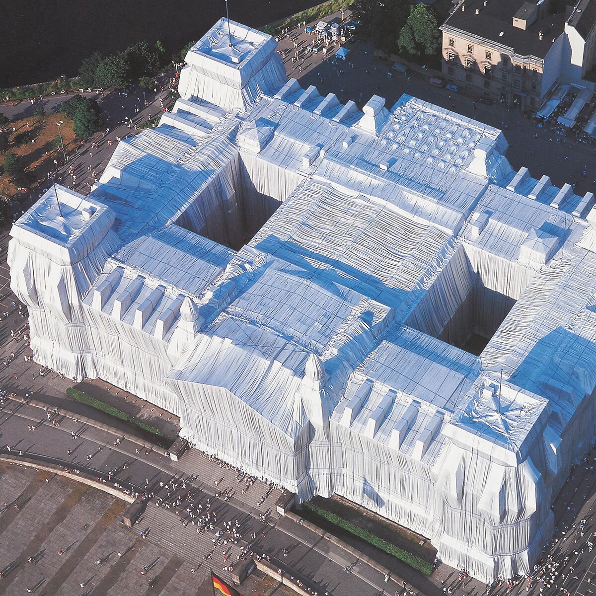 Luftaufnahme des Reichstags in Berlin, vollständig in weiße Stoffbahnen gehüllt, eine berühmte Kunstinstallation von Christo und Jeanne-Claude.