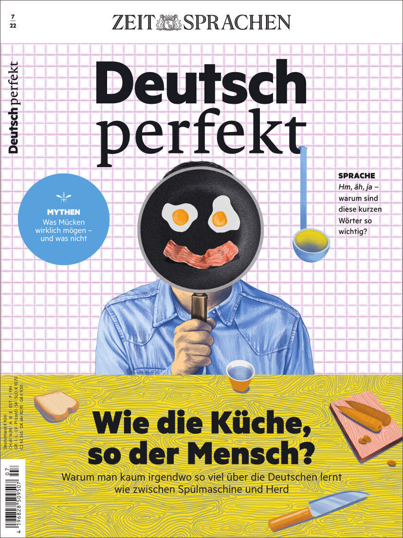 Titelblatt der Zeitschrift Deutsch perfekt Heft 07/2022. Ein Mann hält eine Pfanne mit einem Spiegelei, Gemüse und Speck, um sein Gesicht zu verdecken. Titel: „Wie die Küche, so der Mensch?“. Farben: Blau, Gelb, Schwarz, Weiß, Rosa.