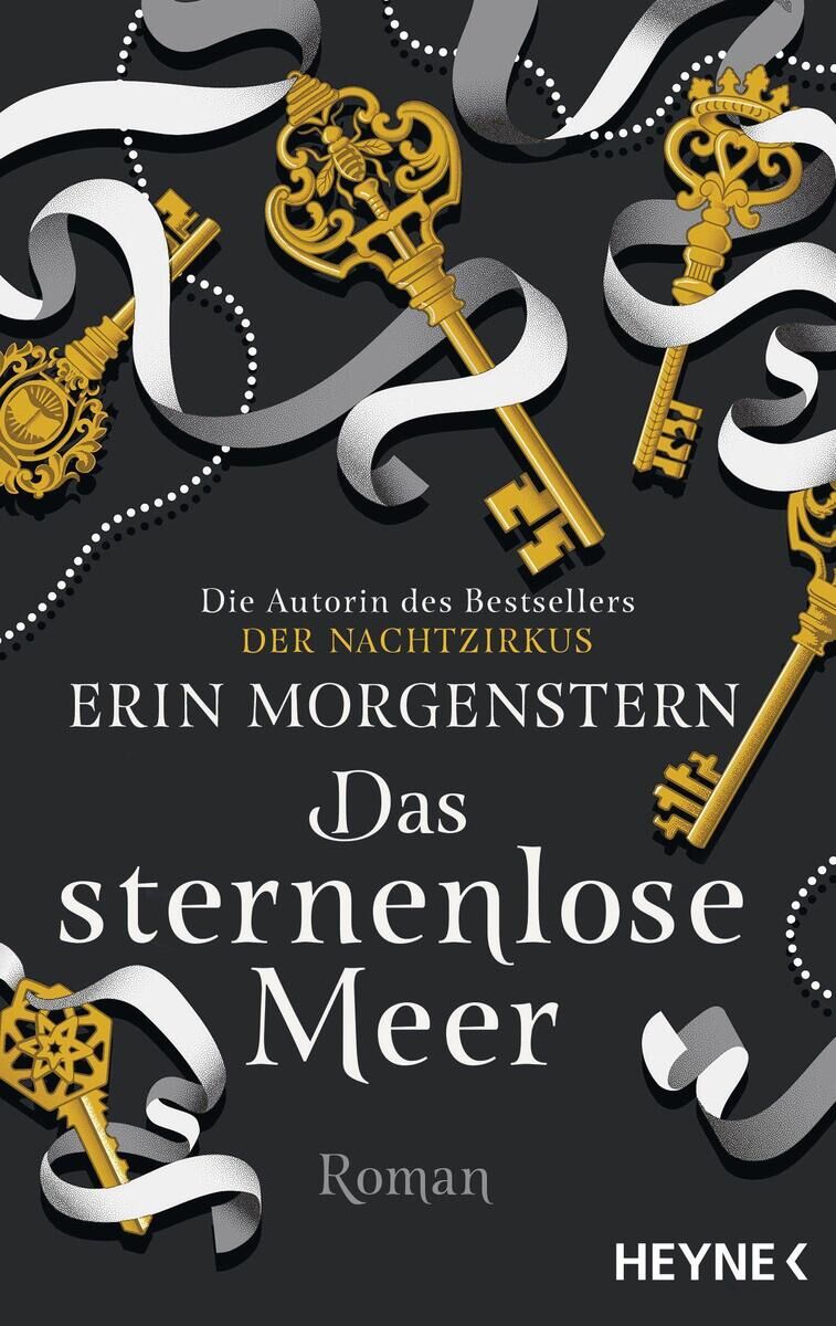 Das Buchcover von „Das sternenlose Meer“ von Erin Morgenstern zeigt mehrere goldene Schlüssel, die von silbernen und weißen Bändern umgeben sind. Der Titel ist in weißen Buchstaben auf einem schwarzen Hintergrund geschrieben. Der Buchumschlag vermittelt ein mystisches und magisches Thema.