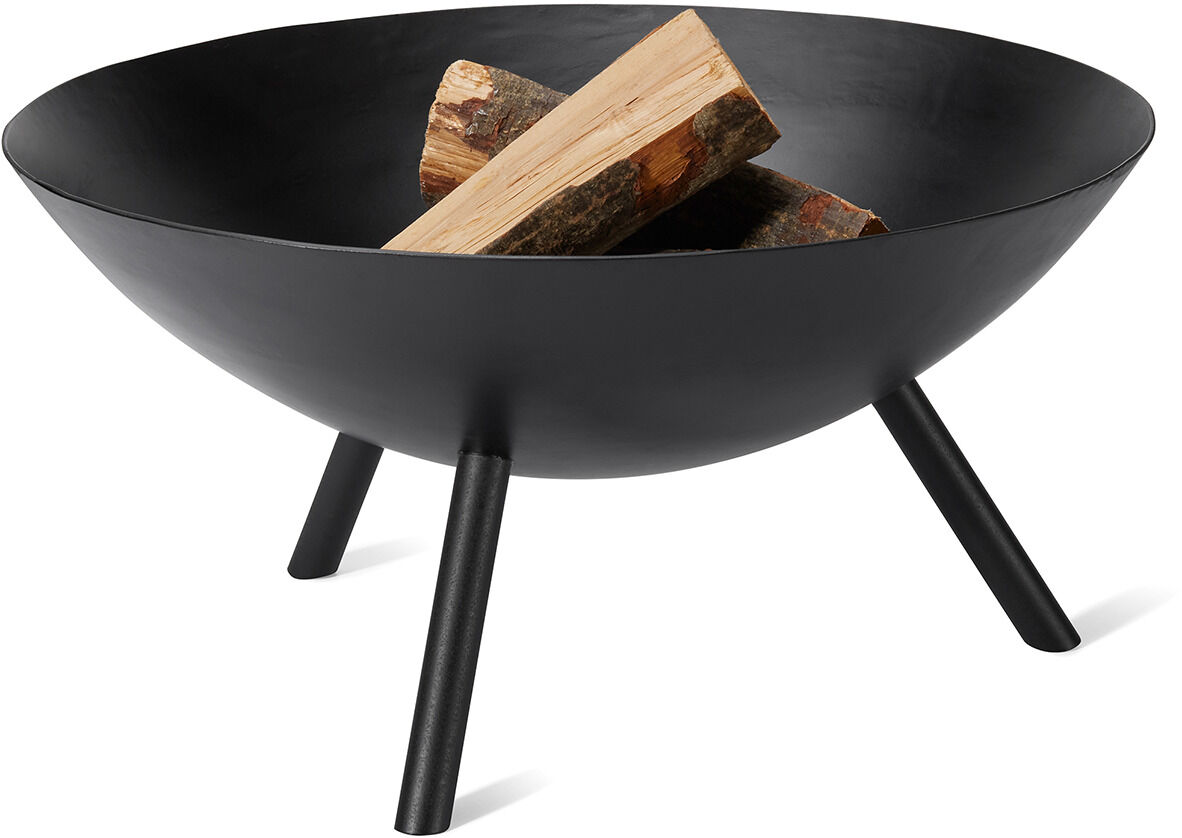 Die Feuerschale »Flames« von Philippi Lager aus schwarz pulverbeschichtetem Stahl mit 56 cm Durchmesser steht auf drei schrägen Beinen. Zwei Holzscheite liegen in der Schale. Modernes, schlichtes Design, ideal für Garten und Terrasse.