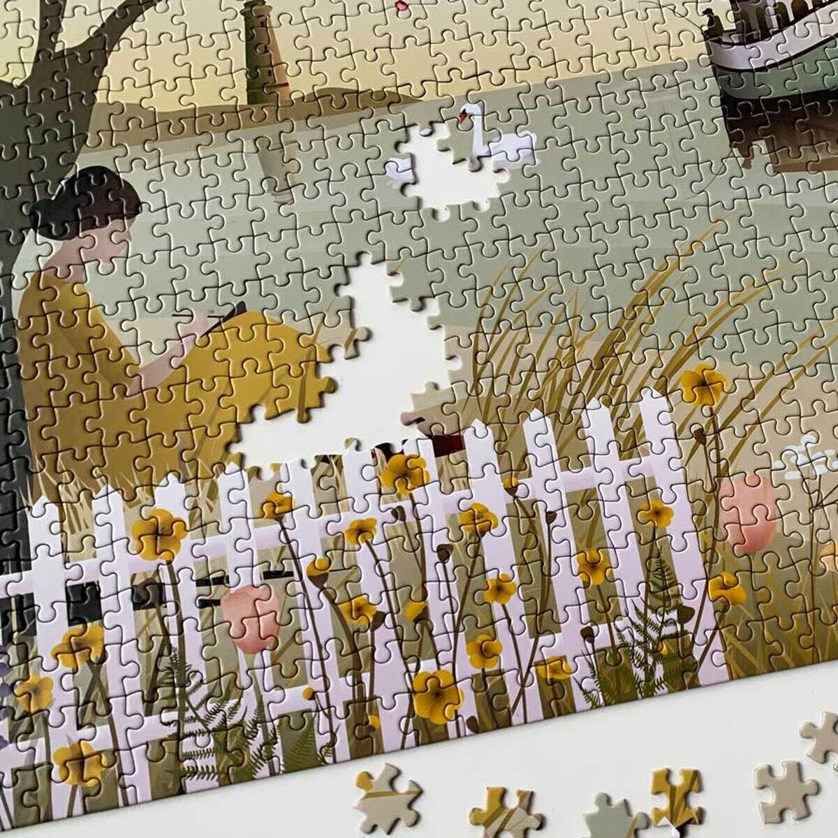 Ein Puzzle mit einem Motiv einer ruhigen Küstenlandschaft, bei dem eine Person am Meer sitzt, umgeben von einem weißen Zaun und Blumen.