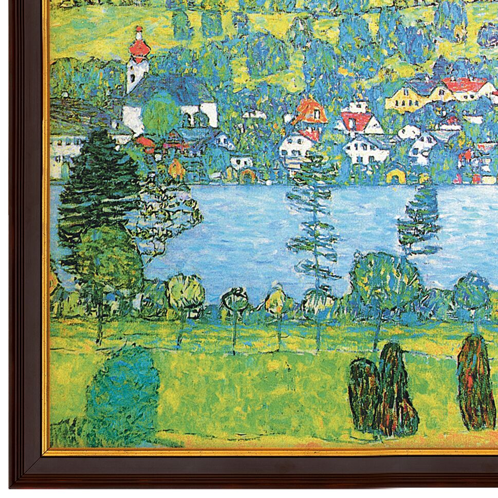 Quadratischer gerahmter Kunstdruck von Gustav Klimt: „Waldabhang in Unterach am Attersee“, 68x68 cm, zeigt einen dichten, expressionistischen Wald mit leuchtend grünen Blätterkronen, braunen und schwarzen Baumstämmen, gelben Lichtreflexen und blauem Wasser im Hintergrund. Edler Holzrahmen.