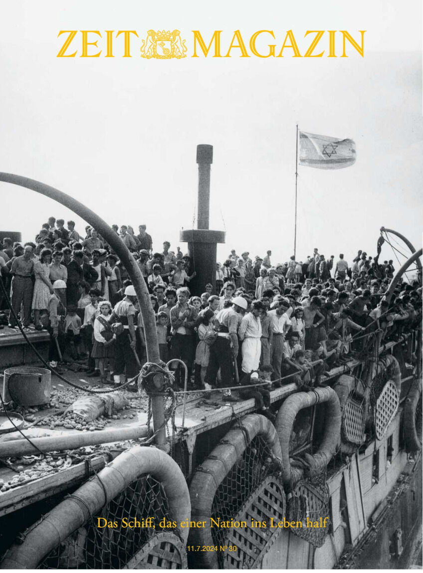 Das Cover des ZEIT Magazins 30/2024 zeigt ein historisches Schwarz-Weiß-Foto von einer großen Gruppe von Menschen, die auf einem Schiff an Deck stehen. Oben in der Mitte steht «ZEIT MAGAZIN» in gelber Schrift, und unten das Zitat «Das Schiff, das einer Nation ins Leben half».