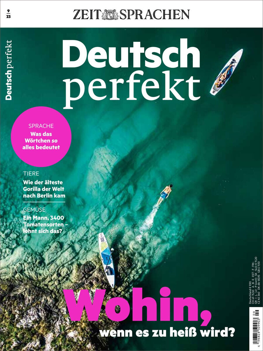 Titelbild des Deutsch perfekt Magazins Ausgabe 09/2023. Der Titeltext liest: 'Wohin, wenn es zu heiß wird?' In der Mitte des Bildes zwei Boote auf einem grünen See oder Meer. Pinkfarbener Text unten. Logo von ZEIT SPRACHEN oben.
