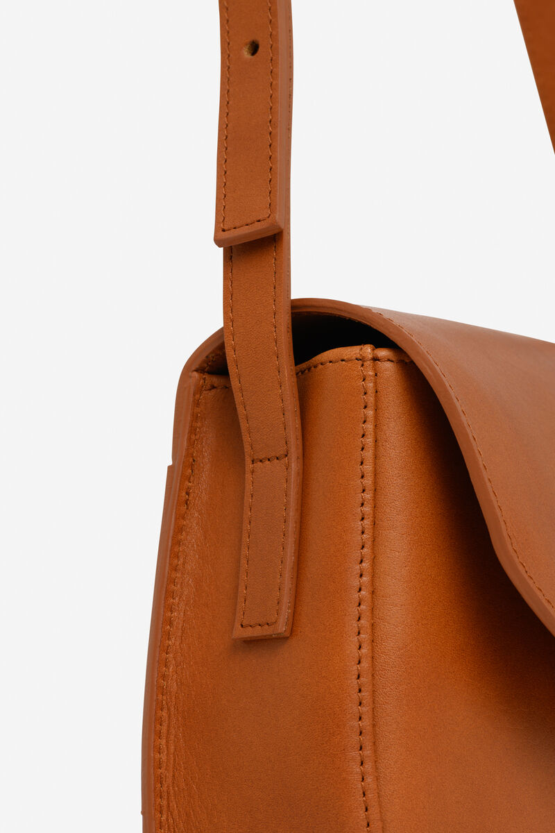 Nahaufnahme einer braunen Lederschultertasche der ZEIT Sonderedition »DIE ZEIT 5« mit minimalistischem Design.