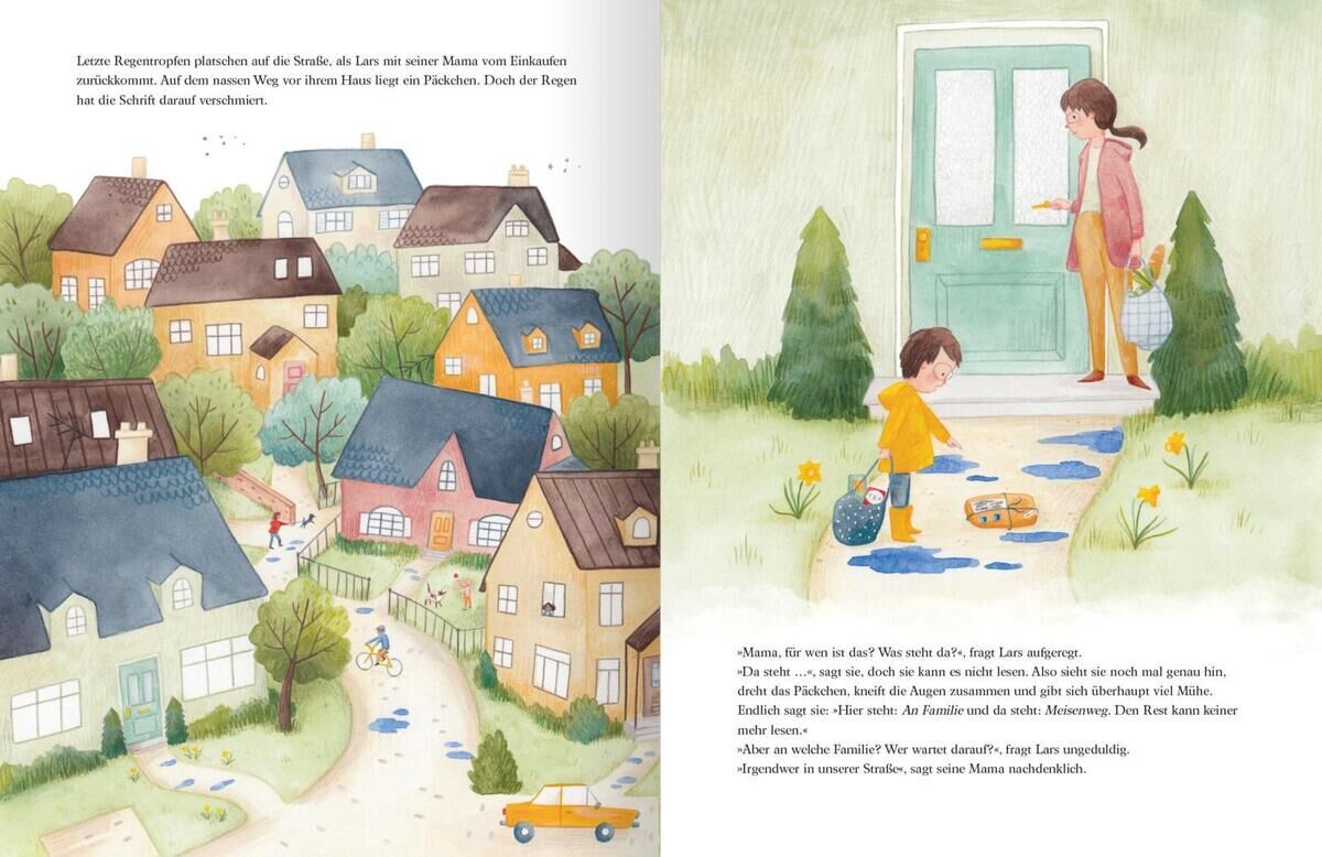 Eine illustrierte Seite aus dem Buch 'Das alles ist Familie' zeigt eine Nachbarschaft mit mehreren Häusern und Menschen, die ihrer täglichen Routine nachgehen. Eine zweite Illustrationen zeigt ein kleines Mädchen mit einer Frau vor einer Haustür. Das Mädchen trägt eine gelbe Jacke und Gummistiefel, während die Frau Schuhe auf der Fußmatte abklopft. Blaue Pfützen sind auf dem Boden sichtbar.