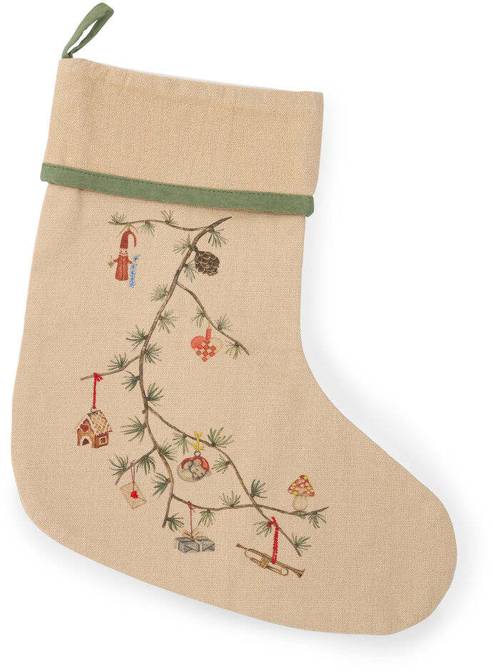 Beigefarbener Weihnachtsstrumpf aus Stoff mit grünem Aufhänger und besticktem Zweig, dekoriert mit kleinen weihnachtlichen Motiven wie Anhängern und Figuren im skandinavischen Stil, freigestellt auf weißem Hintergrund.