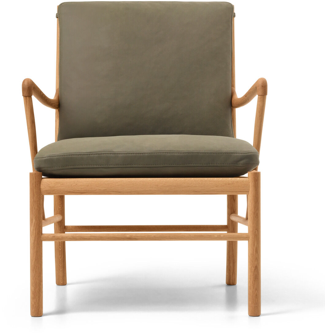 Ein moderner Sessel mit olivgrünem Lederbezug und einem Rahmen aus hellem Holz steht auf weißem Hintergrund. Die klare, minimalistische Linienführung des OW149 Colonial Chair vermittelt einen zeitlosen skandinavischen Stil.