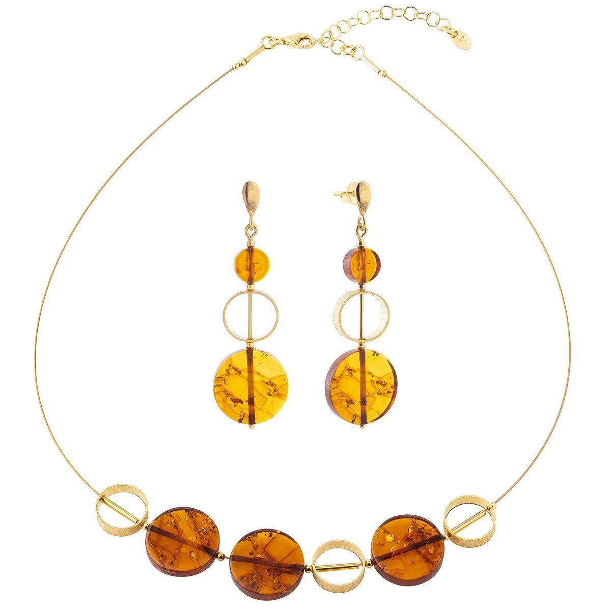 Bernstein-Schmuckset 'Sinope' bestehend aus einer filigranen Halskette und passenden Ohrhängern mit runden Bernstein-Elementen und goldfarbenen Kreisen. Das Set liegt auf weißem Hintergrund und wirkt elegant und zeitlos.