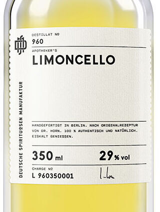 Eine Flasche Limoncello »960« mit einem klaren, weißen Etikett und schwarzer Schrift. Die Flüssigkeit ist gelb und hat einen Alkoholgehalt von 29% vol, hergestellt in Berlin nach originaler Rezeptur. Die Flasche hat ein minimalistisches und modernes Design.