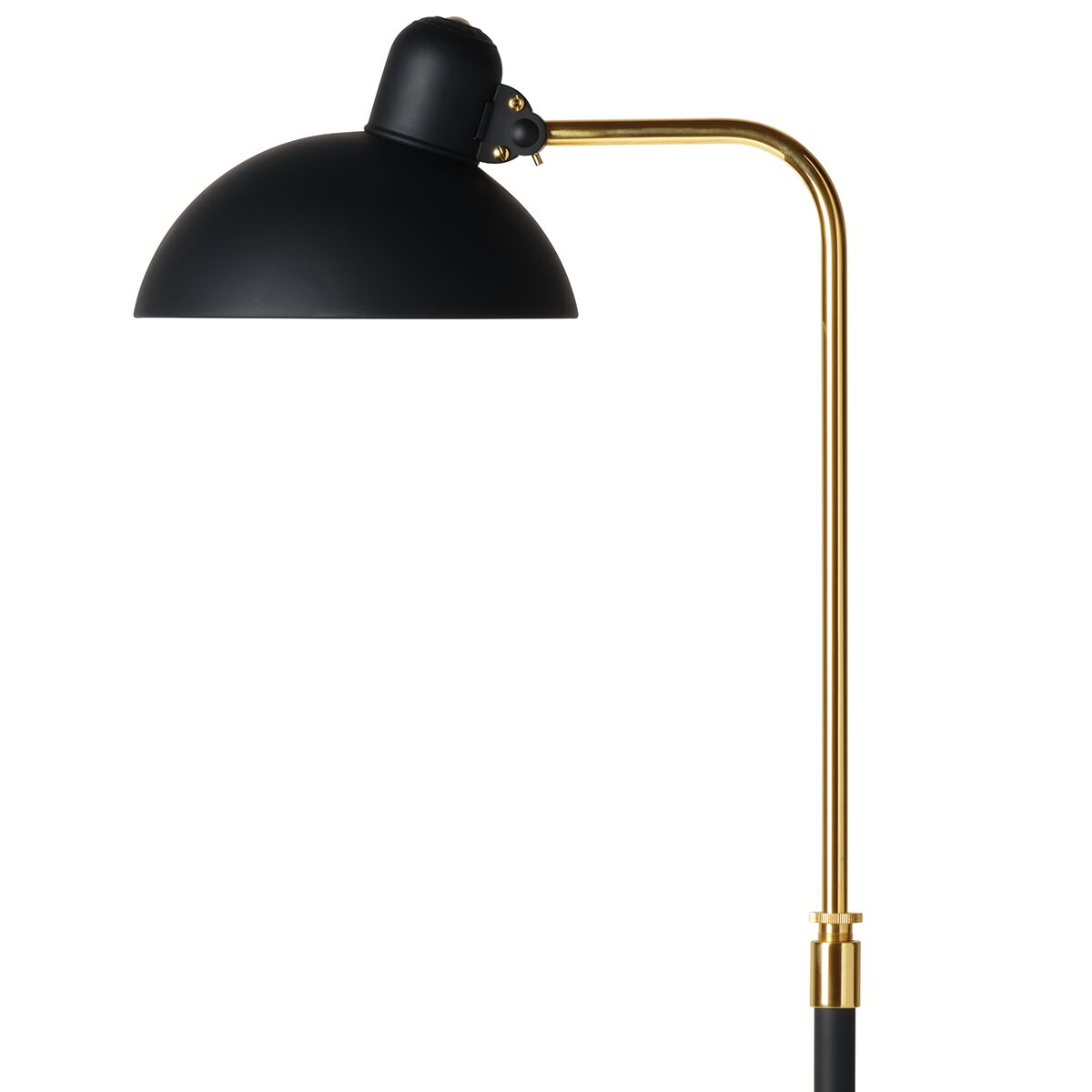 Stehlampe »KAISER IDELL« von Fritz Hansen mit halbkuppelförmigem, mattschwarzem Lampenschirm aus Stahlblech und einem gebogenen Standfuß aus messingfarbenem Metall und Chrom. Das Design ist modern und minimalistisch, ideal für Wohn- oder Arbeitsbereiche.