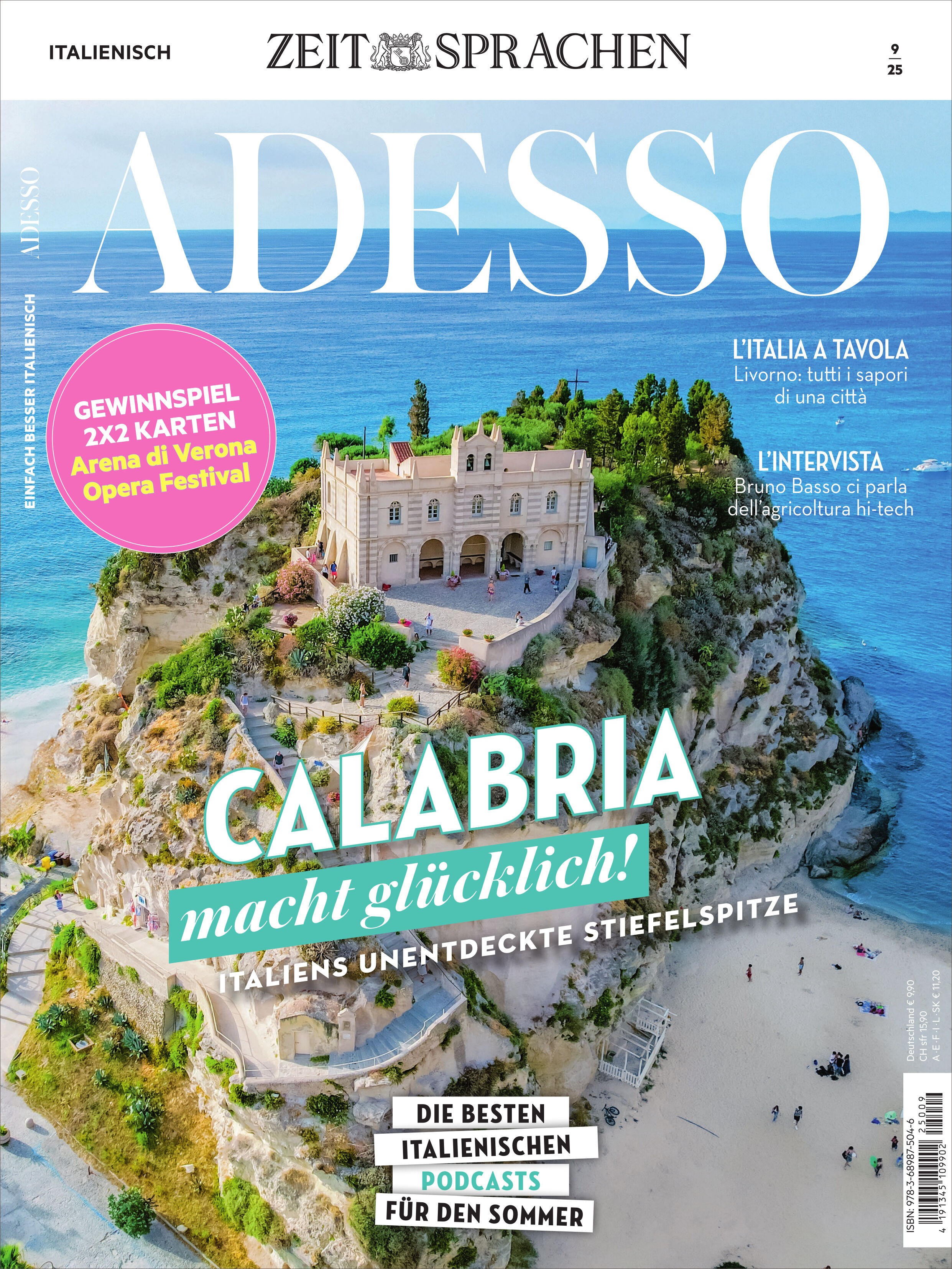 Titelbild des Magazins 'Adesso' mit Blick auf eine italienische Küste in Kalabrien. Im Vordergrund eine historische Kirche auf einem Felsen über dem Meer, umgeben von mediterraner Vegetation. Der Himmel ist blau, das Wasser türkis, der Schriftzug 'Calabria macht glücklich!' steht prominent in der Mitte.