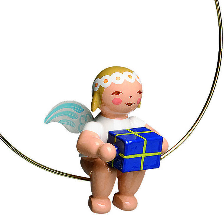 Holz-Figur »Christbaumengel im Ring, mit Geschenk« der Marke Wendt & Kühn: Ein liebevoll bemalter Engel aus Echtholz mit blauen Flügeln, hält ein blau-gelbes Geschenk. Der Engel sitzt am unteren Rand eines goldfarbenen Metallrings, geeignet als Christbaumschmuck.