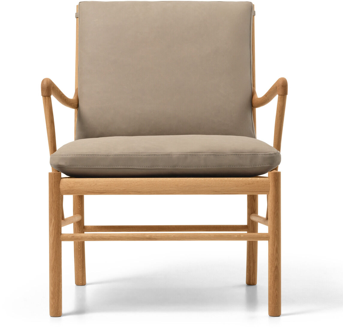 Frontale Ansicht des OW149 Colonial Chairs, einem eleganten Sessel im skandinavischen Design mit hellem Holzrahmen und beigem Ledersitz, freigestellt vor weißem Hintergrund.