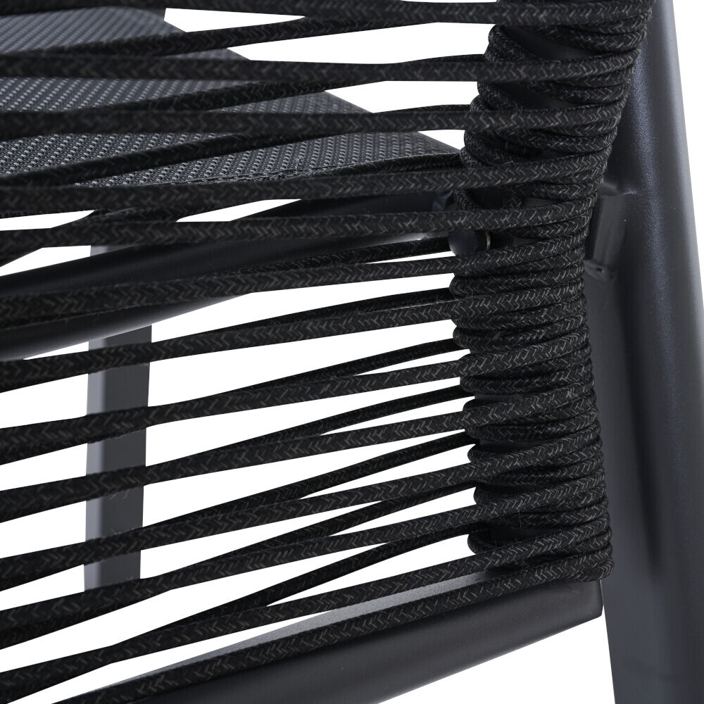 Detailansicht eines Sessels mit dunkelgrauer Strickbespannung und stabilem Stahlgestell, ideal für den Outdoor-Bereich geeignet.