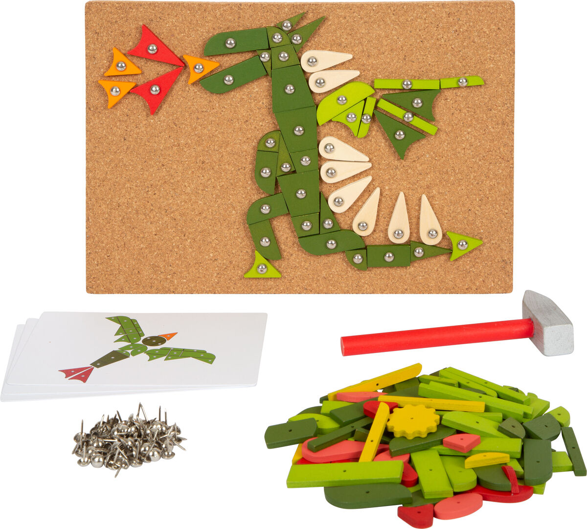Dieses Bild zeigt ein Hämmerchenspiel-Set, bestehend aus einer Korkplatte, verschiedenen bunten Holzformen, einem kleinen grau-roten Holzhammer, Metall-Nadeln und Karten mit Beispielen. Das gezeigte Motiv auf der Korkplatte ist ein Drache.