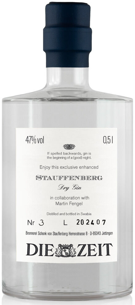 Eine Flasche von Stauffenberg Gin ZEIT-Sonderedition mit einem eleganten, transparenten Design, einem dunkelblauen Verschluss und einem klaren Etikett mit detaillierten Beschreibungen.