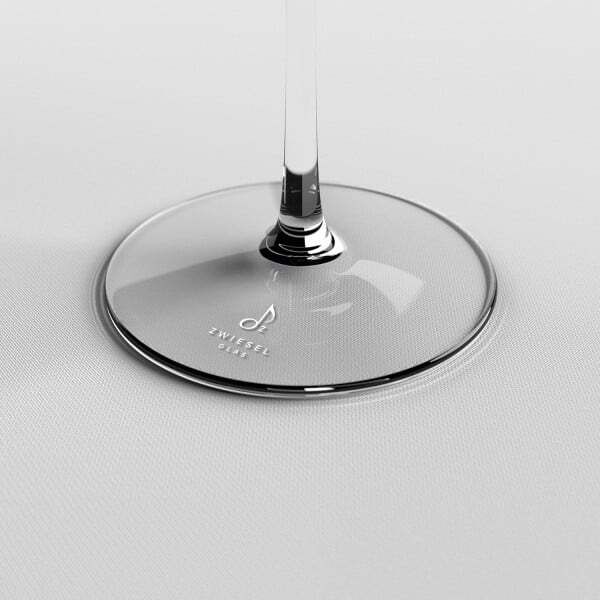 Nahaufnahme eines schlichten und eleganten Stielglases aus der Produktlinie Sekt 2er-Set »Enoteca«. Der Glasboden zeigt ein eingraviertes Logo. Perfekt für festliche Anlässe und besondere Momente.