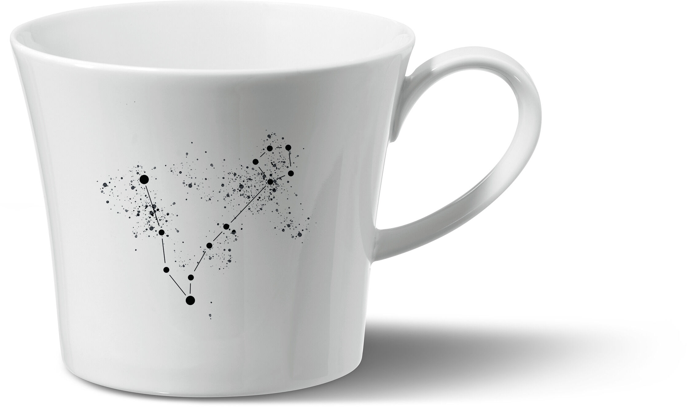 Weiße Kaffeetasse mit Sternzeichen-Design aus der ZEIT-Sonderedition „Frühstückstasse Berlin“. Das Bild zeigt ein schwarzes Sternbild auf der Tasse. Links unten befindet sich das Logo von DIE ZEIT.