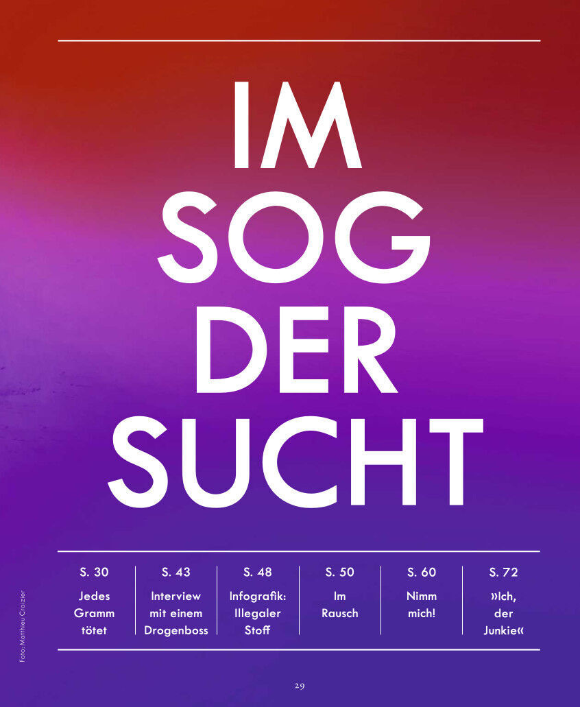 Das Cover des Magazins ZEIT VERBRECHEN 15/22, Titel: 'Im Sog der Sucht'. Die Farben sind Lila und Rot mit weißer Schrift. Unten sind weitere Artikelthemen aufgelistet.