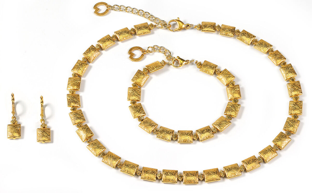 Das Bild zeigt ein elegantes Schmuckset bestehend aus einer goldfarbenen Halskette, einem passenden Armband und einem Paar goldener Ohrringe mit quadratischen, strukturierten Elementen. Das Set liegt auf einem weißen Hintergrund und wirkt modern sowie edel, ideal für festliche Anlässe und besondere Geschenke.