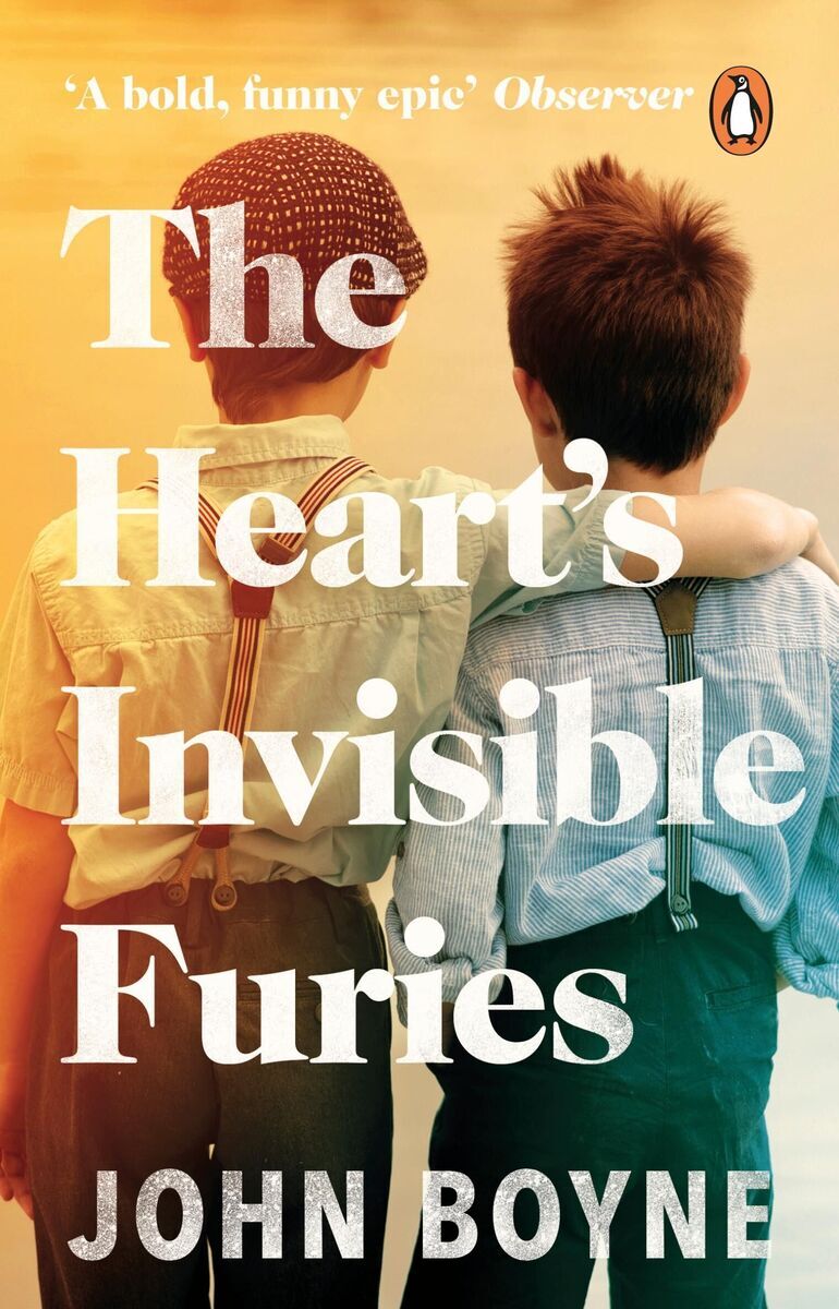 Das Buchcover von 'The Heart's Invisible Furies' von John Boyne zeigt zwei Jungen, die sich gegenseitig umarmen. Der Hintergrund ist orangefarben mit weißen und schwarzen Buchstaben.