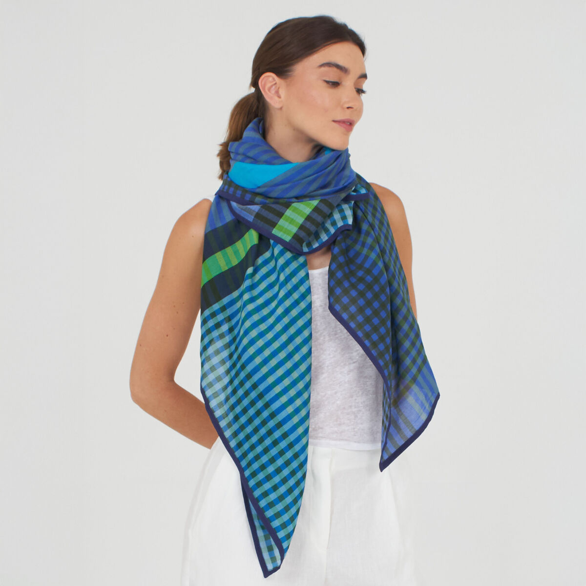 Der Baumwoll-Seidenschal »Willa« von Shalls Barcelona ist großformatig, leicht und zeigt ein klares, weiches Blau mit dezenten Farbverläufen. Edle, fließende Struktur ohne Fransen, fein paspelierte Kante. Liegt locker, modern und elegant drapiert auf hellem Untergrund.