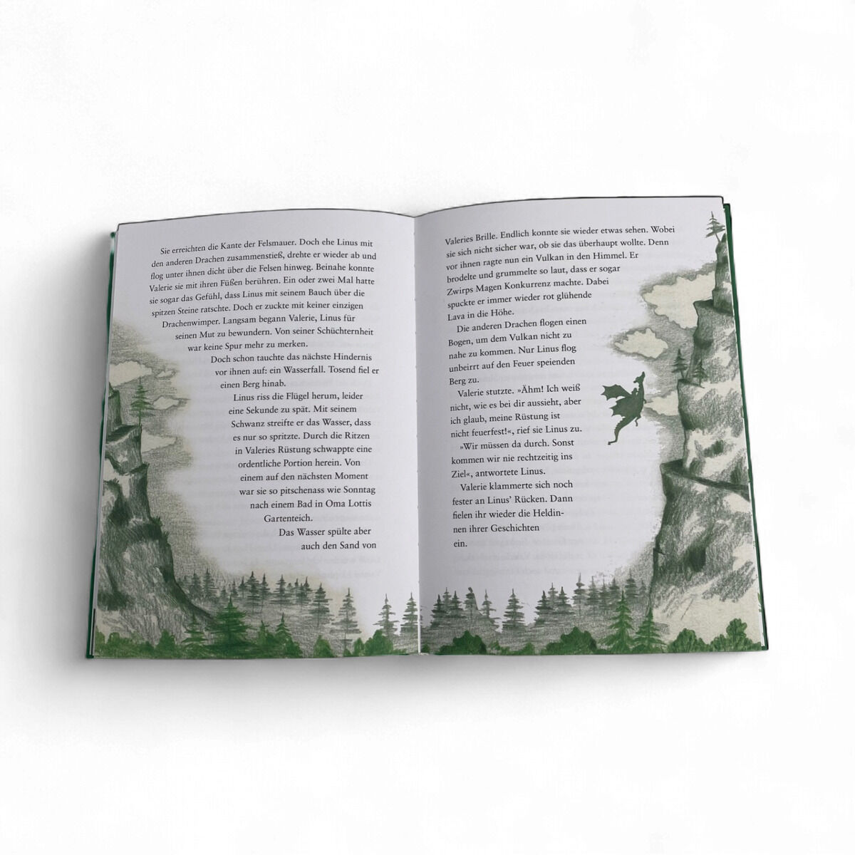 Aufgeschlagenes Kinderbuch „Valerie – Retterin der Bücher“ mit illustrierten, märchenhaften Wald- und Felslandschaften in Grüntönen. In der Mitte des rechten Buchseite fliegt eine kleine, gezeichnete Figur. Beide Seiten sind mit viel Text in deutscher Sprache bedruckt. Das Layout wirkt freundlich und kindgerecht.