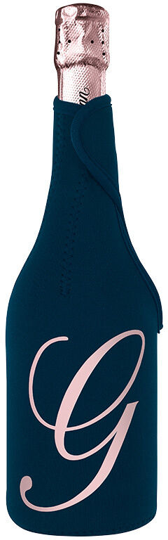 Eine Flasche Crémant mit einer roséfarbenen Manschette aus Neopren mit einem großen Buchstaben 'G' darauf.