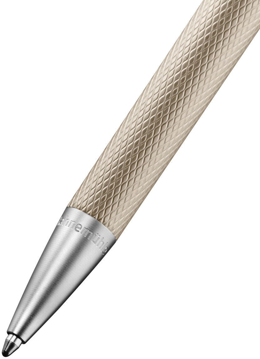 Nahaufnahme eines Kugelschreibers der Slim Edition mit beiger Textur und silberner Spitze.