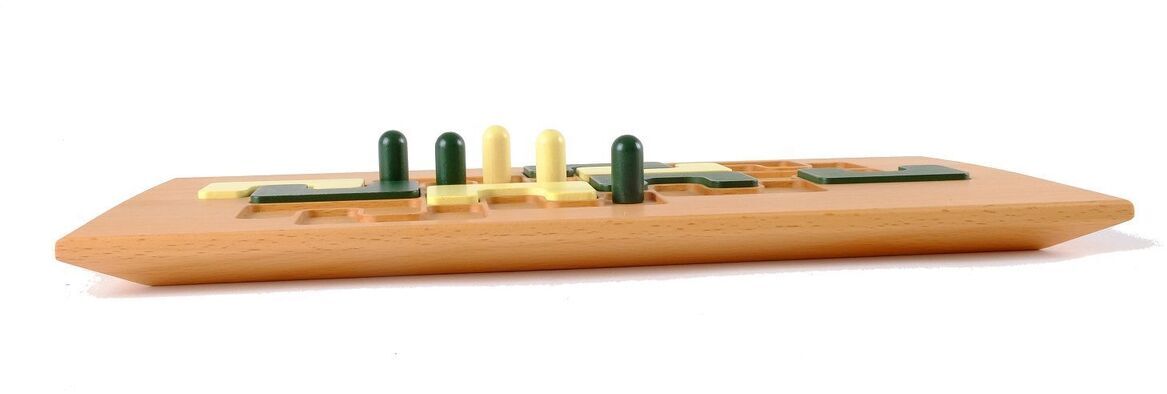 Holzbrettspiel mit kleinen grünen und gelben Spielsteinen in einem strategischen Muster angeordnet.