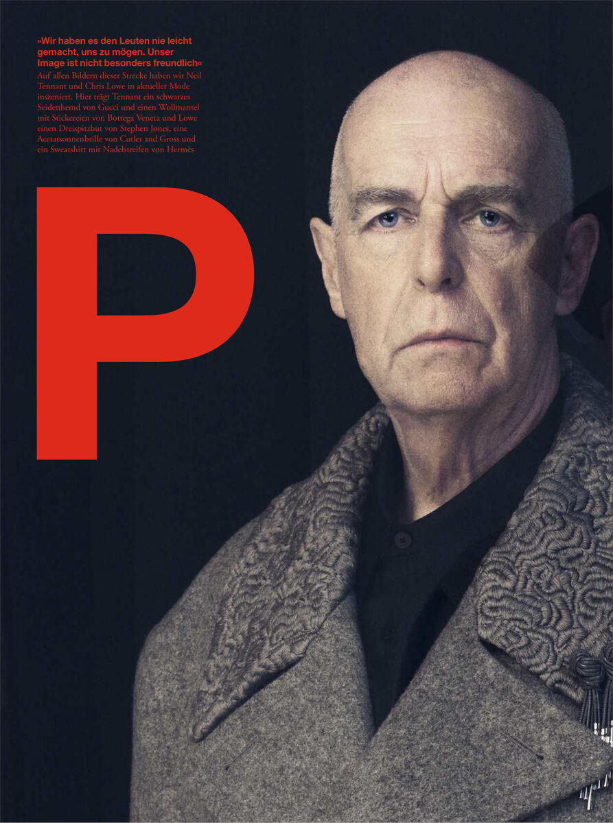 Cover des ZEITmagazin MANN 2/26 zeigt einen älteren Mann im grauen, eleganten Mantel vor dunklem Hintergrund. Großes rotes P links dominiert das Design. Oben links rote Textpassage, Fokus auf männliche Vielseitigkeit und Stil. Modern und stilvoll gestaltet.
