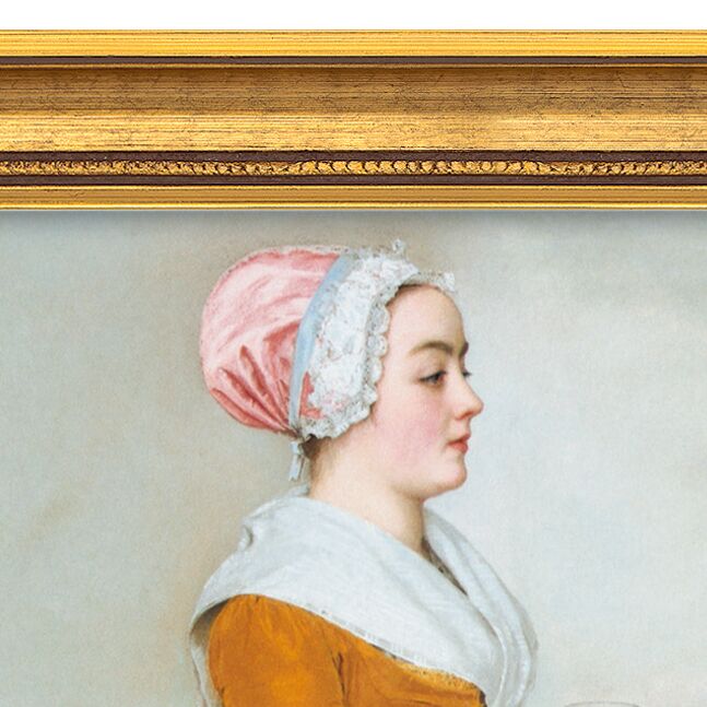 Detailausschnitt eines gerahmten Gemäldes: Eine junge Frau mit weißem Schal und orangefarbener Kleidung trägt eine rosa Haube; sie ist im Profil gezeigt. Der Rahmen ist goldfarben und reich verziert. Der Hintergrund ist neutral hell.