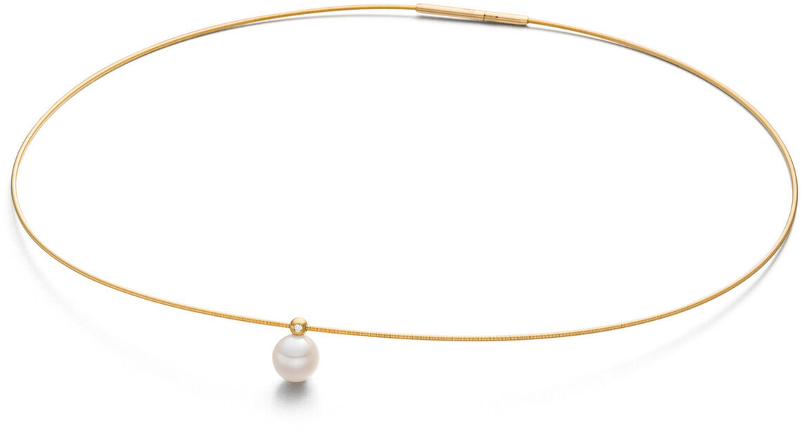 Feine, goldene Halskette mit schlichtem Design. In der Mitte hängt eine runde, weiße Perle. Die Kette wirkt zart und modern, mit einem eleganten Verschluss. Das Collier liegt auf weißem Hintergrund und reflektiert zart das Licht.