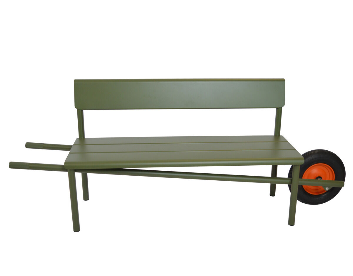 Die Schubkarrenbank »Wheelbench« von Weltevree ist eine innovative, olivegrüne Outdoor-Bank mit Rückenlehne. Sie besitzt zwei seitliche Griffe sowie ein einzelnes, auffällig orangefarbenes Rad und schwarze Radfelge, die das Verschieben im Garten ermöglichen.