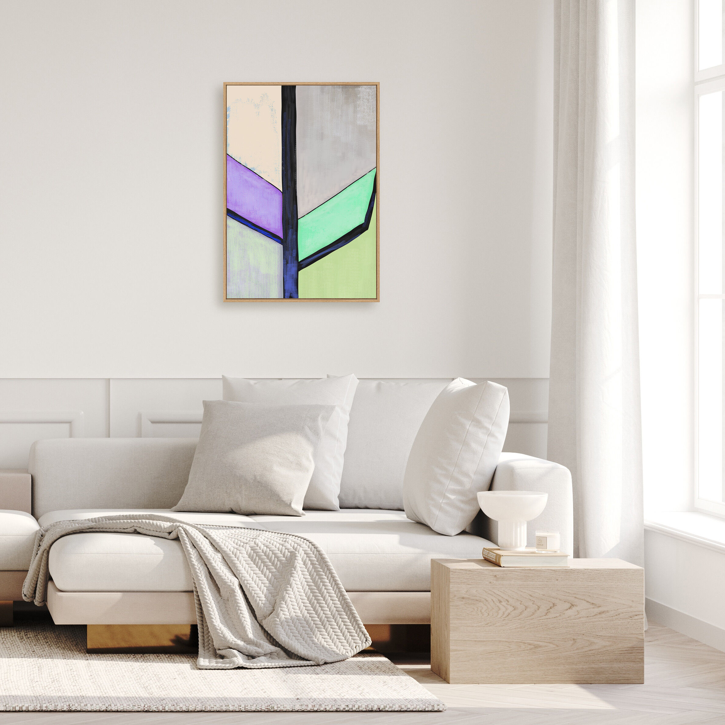 Abstraktes Leinwandbild im minimalistischen Stil mit geometrischen Formen in Lila, Schwarz, Grün und Grau, eingerahmt und über einem modernen weißen Sofa in einem hell eingerichteten Wohnzimmer aufgehängt.