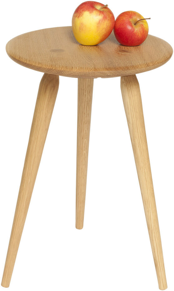 Ein einfacher Holzschemel mit drei Beinen und einer runden Sitzfläche. Der Schemel ist aus Naturholz gefertigt. Auf der Sitzfläche liegen zwei rote Äpfel. Das Design ist minimalistisch und rustikal.