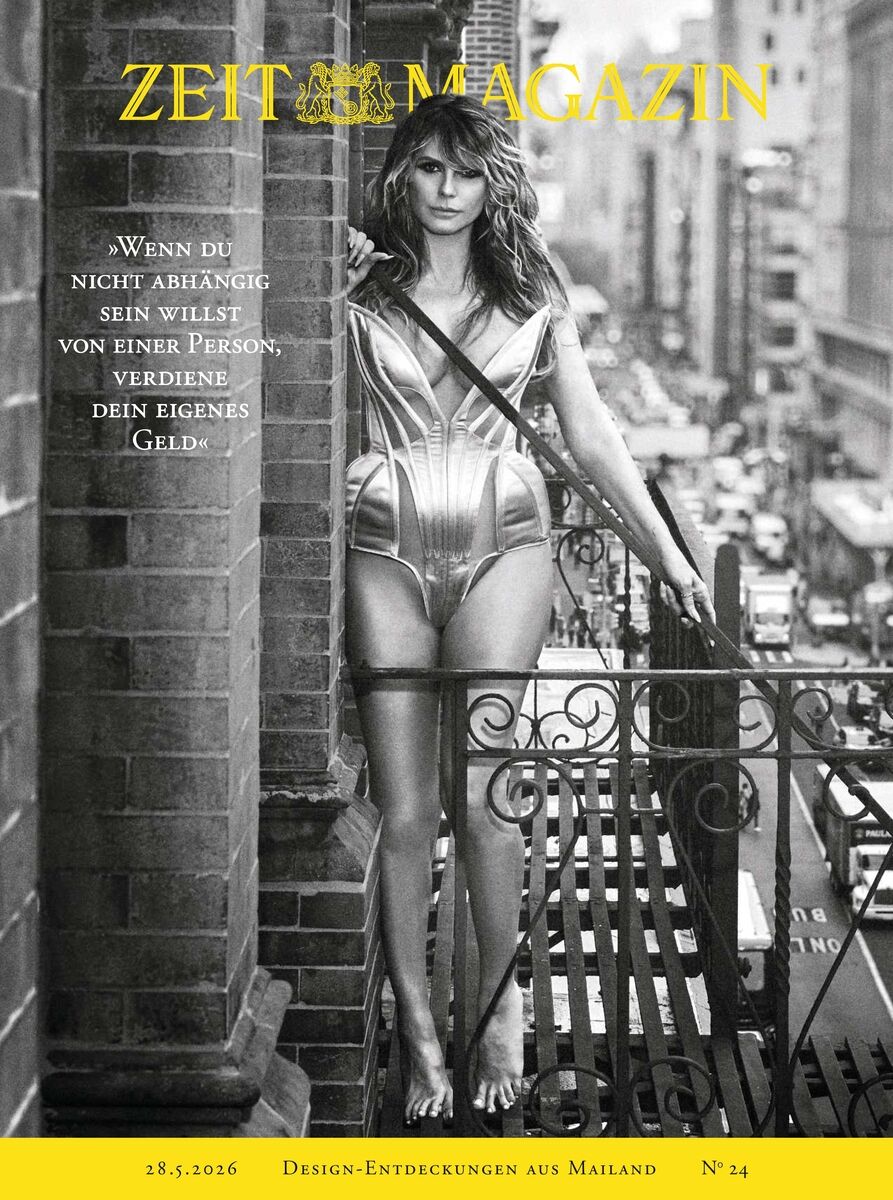 Cover des ZEIT Magazins 24/2026: Im Vordergrund steht eine Frau in einem glänzenden, futuristisch anmutenden Outfit auf einem Balkon mit Blick auf eine belebte Großstadtstraße. Oben gelber Schriftzug, Zitat und Ausgabedetails integriert, Schwarz-Weiß-Fotografie mit gelber Akzentuierung.