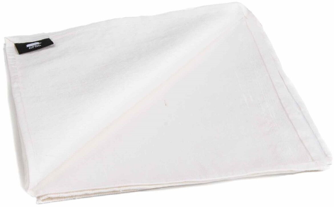 Ein weißes ZEIT-Accessoire-Set bestehend aus einer hochwertigen Stoffserviette, sauber gefaltet und minimalistisch gestaltet.