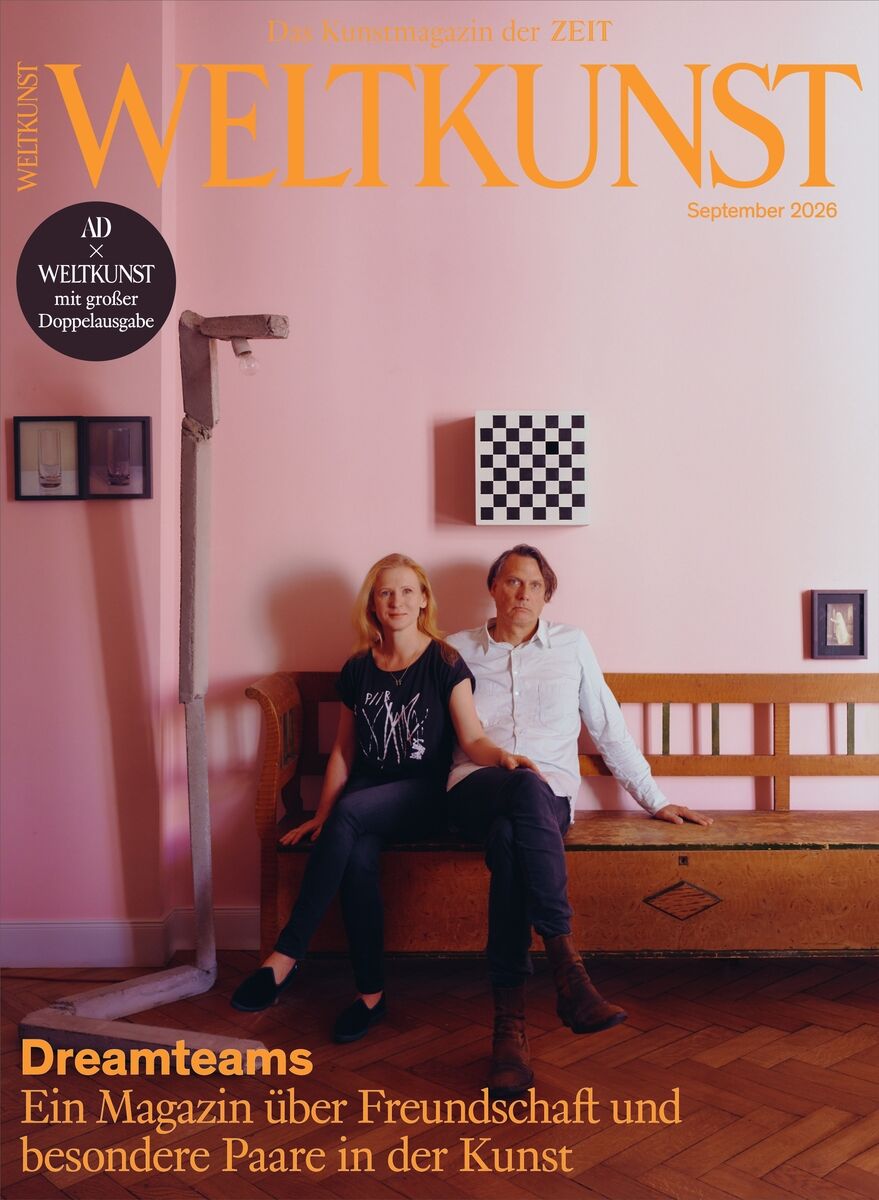 Titelbild des Magazins WELTKUNST September 2026: Ein Paar sitzt nebeneinander auf einer antiken Holzbank vor rosafarbener Wand. Im Hintergrund Kunstwerke, darunter ein Schachbrettmuster und eingerahmte Bilder. Großes Logo WELTKUNST und gelbe Typografie, unten Artikelthema Dreamteams.