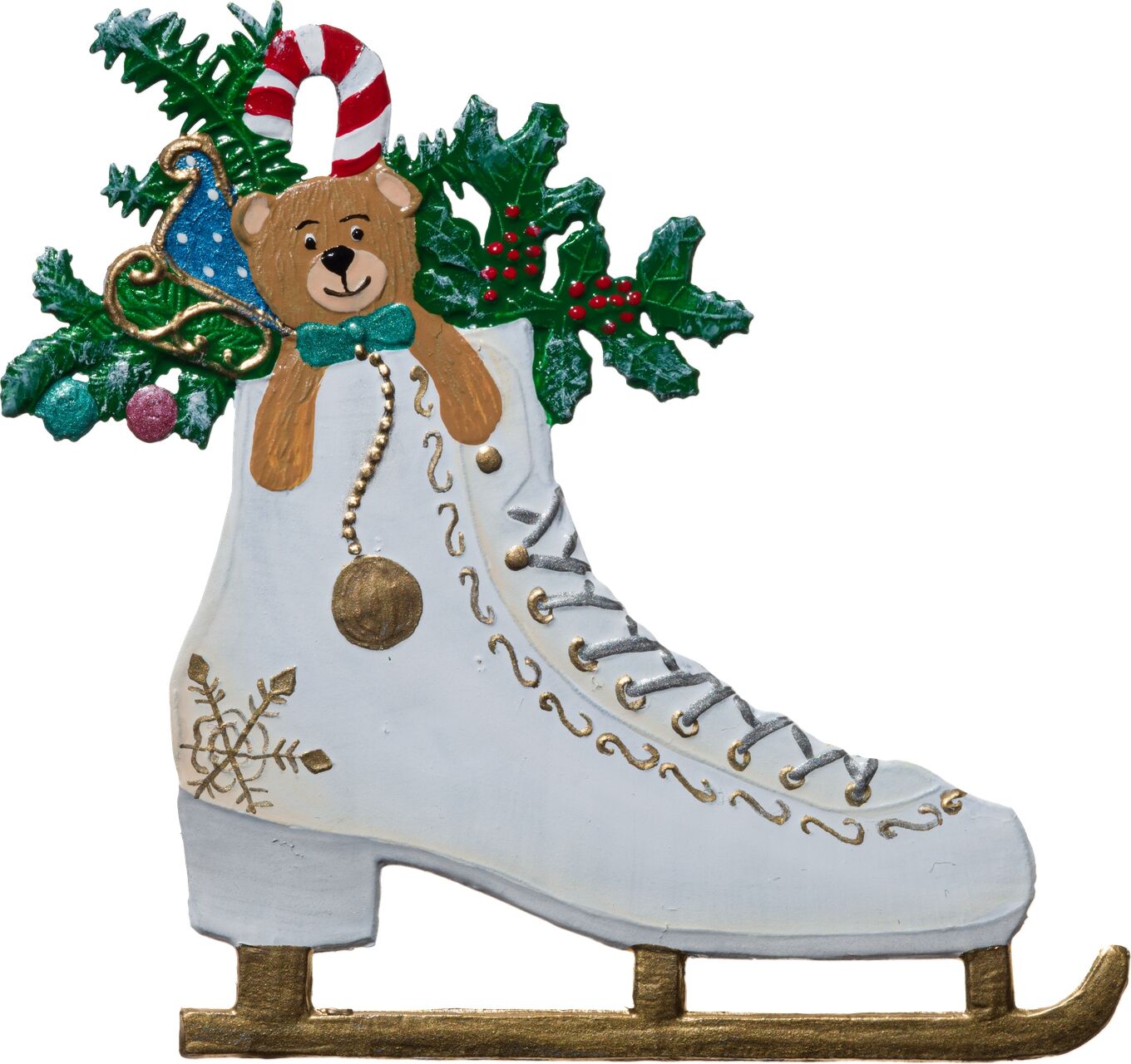 Zinnfigur in Form eines weißen Schlittschuhs mit goldenen Details. Aus dem Schlittschuh ragen grüne Mistelzweige mit roten Beeren und ein brauner Teddybär, der eine rot-weiß gestreifte Zuckerstange hält. Die Figur ist detailreich und weihnachtlich gestaltet und eignet sich als festliche Dekoration.