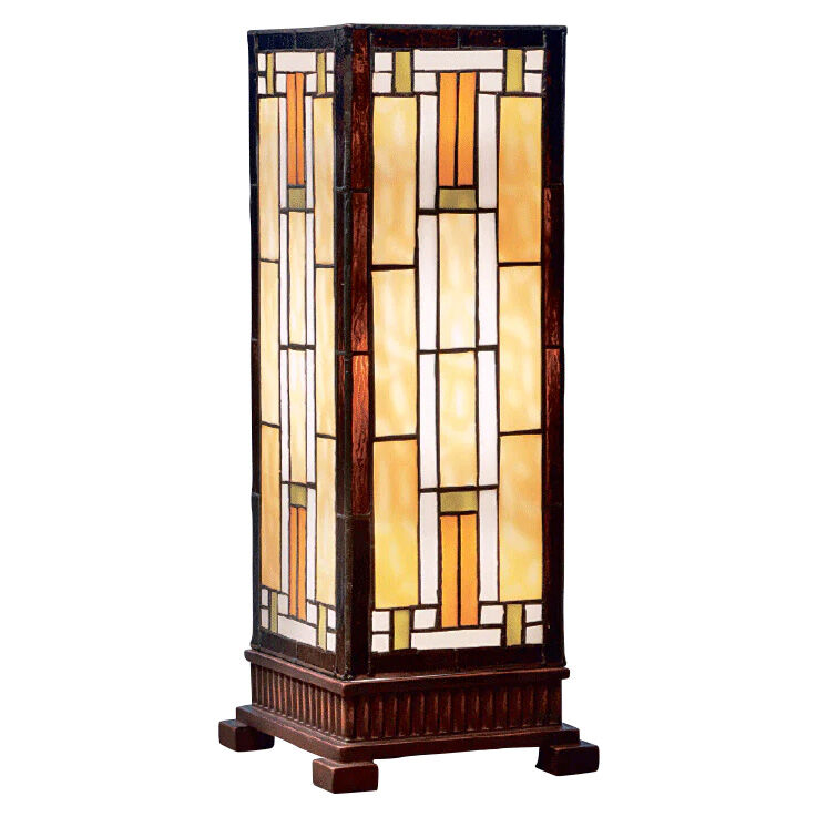 Rechteckige Tischleuchte »Carré« im Stil von Louis C. Tiffany, gefertigt aus Tiffany Art Glas und Kunstguss. Die Lampe zeigt ein geometrisches, mehrfarbiges Mosaik in warmen Tönen und steht auf einem verzierten, hölzern wirkenden Sockel.