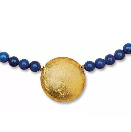 Das Bild zeigt das Collier 'Sonnenscheibe' von Petra Waszak für Ars mundi. Die Kette besteht aus intensiv blauen, runden Lapislazuli-Perlen und einem zentralen großen, runden Anhänger in Form einer goldfarbenen Scheibe aus feingoldplattiertem Messing. Die Anordnung wirkt luxuriös und kunstvoll.